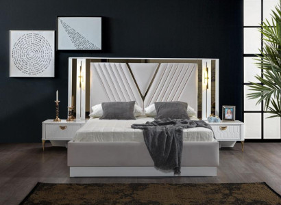 2-Schlafzimmerbett mit Goldverzierungen und passenden Nachttischen